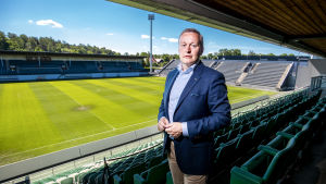 Carl Pettersson säger att företagarna har kontaktat dem i mycket högre utsträckning än tidigare. En man i kostym står på en läktare vid Veritas stadium.