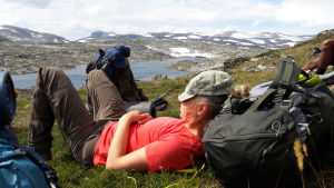 Vandring kan vara påfrestande. Camilla Sandström vilar under en vandring i svenska fjällen.