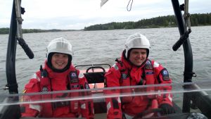 Sjöräddarna Tove Werner och Johan Bäckman är med i Ekenäs sjöräddare. två sjöräddare sitter i en sjöräddningsbåt