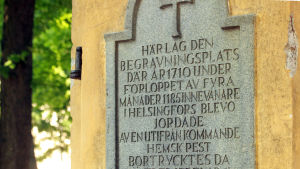 Pestoffren i Helsingfors ligger begravda i Gamla Kyrkoparken, den så kallade Pestparken. Text vid Bulevarden som påminner om pestoffren som begravdes i området 1710.