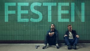 Kaksi teini-ikäistä poikaa istuu tiiliseinää vasten, seinässa lukee sana "festen".
