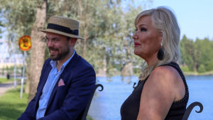 Karita Mattila ja Ville Matvejeff muistelivat yhteistyönsä alkuhetkiä. sopraano Karita Mattila ja pianisti Ville Matvejeff istuvat Olavinlinnan edustalla