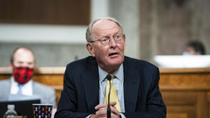 Senatorn Lamar Alexander hoppades att president Trump skulle ha mask på sig i offentligheten för att avpolitisera maskerna. Senator Lamar Alexander i kongressen.