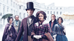 Sarjan hahmoja vierekkäin, kuvan edustalla Lady Maria Grey (Ella Purnell) sekä Charles Pope (Jack Bardoe).