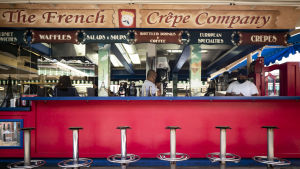 Personalen på "French Crepe Company" i Los Angeles väntade på kunder samma dag som guvernören Gavin Newsom meddelade att barerna måste stänga igen. Personalen på "French Crepe Company" i Los Angeles väntade på kunder samma dag som guvernören Gavin Newsom meddelade att barerna måste stänga igen.