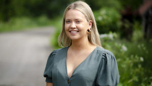 Just i dag mår hon bra så just i dag ska hon leva. En leende Johanna Smeds i hemtrakterna i Nykarleby