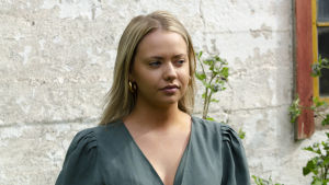Tumören hittades av en slump, men Johanna är övertygad om att allt händer av en orsak. Johanna Smeds framför ett uthus