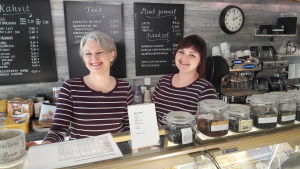 Tiina Suni tillsammans med Suvi Pajula, som är anställd på caféet. Tiina Suni i sitt café i Karleby tillsammans med Suvi Pajula, till höger på bild.