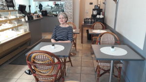 Tiina Suni i sitt café i Karleby.