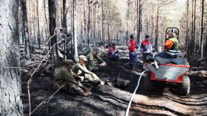 Förutom brandbekämpning har beväringarna hjälpt dela ut mat och dra vattenslangar. Sammutusryhmä tauolle metsäpalon sammutuksen yhteydessä.