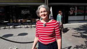 Tiina Suni var glad över att kunna öppna sin terass i början på juni. Tiina Suni utanför Café Stiina i Karleby.