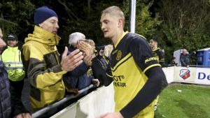 Richard Jensen tackar Roda-supportrar efter en match. Richard Jensen tackar supportrar efter en match.
