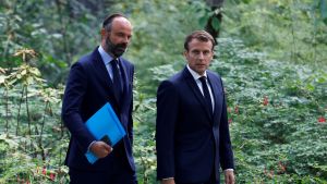 Edouard Philippe och Emmanuel Macron 29.6.2020 Edouard Philippe och Emmanuel Macron går sida vid sida ute i en trädgård. 29.6.2020