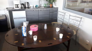 Kaffebordet i bilaffären har varit ganska tomt på sistone. Kaffebord med mjölk och kex i en bilaffär i Karleby.