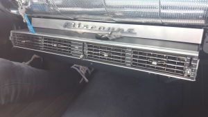 Närbild på luftkonditionering i Chevrolet Biscayne.