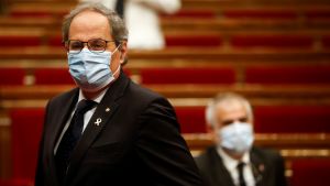 Isoleringen ska hindra spridning i andra regioner, sade president Quim Torra. Kataloniens president Quim Torra i regionparlamentet med ansiktsskydd på.