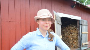 Julia Teppo är nöjd men sitt jobb som ger henne en inkomst. Leende kvinna