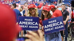 Flera kampanjarbetare har smittats av corona under valmötet i Tulsa. Två unga kvinnliga Trumpanhängare på Trumps kampanjmöte i Tulsa.