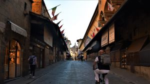 Ponte Vecchio brukar vanligtvis vara full med turister som kikar på de många handelsbodarna som säljer stadens kännetecknande hantverk. Ponte Vecchio brukar vanligtvis vara full med turister som kikar på de många handelsbodarna som säljer stadens kännetecknande hantverk.