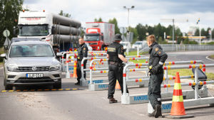 Resenärer granskas av Gränsbevakningen då de åker från Haparanda till Torneå. Rajatarkastuksia suoritetaan Tornion ja Haaparannan rajalla