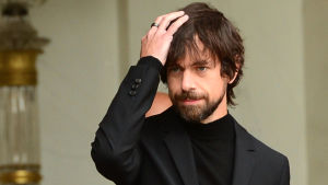 Twitters vd Jack Dorsey försvarar beslutet att stänga Trumps twitterkonto men medger att det är ett besvärligt prejudikat. Mies haroo tukkaansa