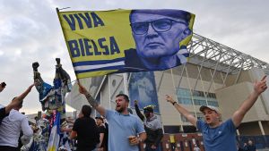 Supportrar hyllar tränaren Marcelo Bielsa utanför hemmaarenan Elland Road. Supportrar hyllar tränaren Marcelo Bielsa utanför hemmaarenan Elland Road.