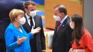 I dag möts EU-ledarna till toppmöte i Bryssel. Flyktingorganisationerna hälsar att mottagningscentret på den grekiska ön Lesbos borde läggas ner och att flyktingarna ska fördelas över hela Europa. Angela Merkel, Emmanuel Macron, Stefan Löfven och Sanna Marin samtalar i samband med Europeiska rådets möte i Bryssel den 18 juli 2020.