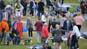 Kläder, leksaker, porslin och böcker dominerade onsdagens loppmarknad. Människor på loppisen.