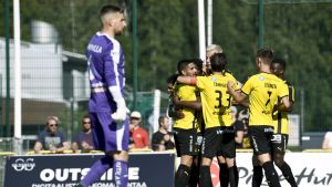 RoPS-målvakten Martin Kompalla hoppade åt rätt håll, men nådde ändå inte på Honkaspelaren Borjas Martins straff. Honka besegrade RoPS med 1–0. FC Honka-spelare firar i klunga bakom Martin Kompalla.