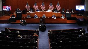 Demokrater har länge velat förhöra Barr. Det här var första gången han utfrågades inför justitieutskottet. Justitieminister William Barr (USA) förhörs i kongressen.