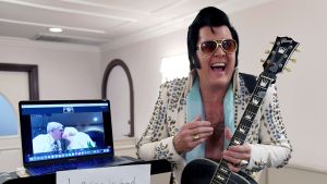 Vigslar i Las Vegas har också skötts på distans. Som här av en Elvis-imitatör i slutet av juli. Vigslar i Las Vegas har också skötts på distans. Som här av en Elvis-imitatör i slutet av juli.