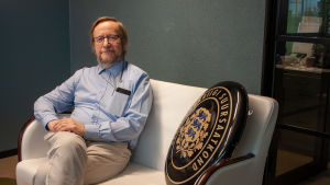 Harri Tiido under sina sista dagar som ambassadör i Helsingfors. Ambassaden i Brunnsparken renoveras som bäst och verksamheten är evakuerad till tillfälliga utrymmen. Ambassadens skylt är också tillvaratagen. Estlands Helsingforsambassadör Harri Tiidi sitter i en soffa med ambassadens skylt bredvid sig.