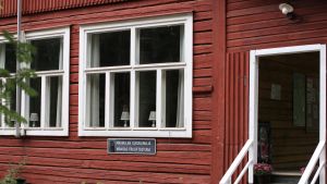 Den gamla skjutbanan finns i närheten av den gamla friluftsstugan i Månsasparken. Nu är den Suomen latu som har hand om stugan. Ett rött hus.