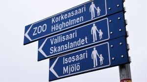 Under sommarmånaderna går det dagligen trafik från Salutorget till Mjölö, livligast blir det på ön kring augusti. En skylt på vilken det står att man ska gå till vänster för att komma till Mjölö. Skylten är blå, formad som en pil, och texten är vit. Bakgrunden är molnig.