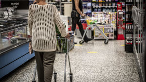 Coronarekommendationer följs minst i mataffärer. kunder som handlar mat på en mataffär