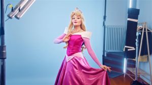 Miljalle prinsessaelokuvien kiltteyden sanoma kolahtaa: tee toisille hyvää, niin saat itsekin onnellisen lopun. Milja Korpela poseeraa studiossa Prinsessa Ruususen asussa.