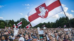 Den röd-vita flaggan har sitt ursprung i storfurstendömet Litauen, som var en medeltida stormakt som även omfattade dagens Belarus. Den används aktivt av oppositionen mot president Aljaksandr Lukasjenka. Oppositionsdemonstration i Minsk. Röd-vita flaggor vajar.