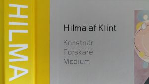 Hilma af Klints många roller. Detalj från pärmen till Moderna Museets utställningskatalog nr 410. detalj från pärmen till Moderna museets bok om Hilma af Klint.