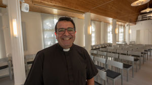 Pastor Ramez Ansara är noggrann med att påpeka att han inte döper någon endast för att personen behöver ett positivt asylbeslut. Till en början var det många som kom till honom med det som mål, berättar han. Ansara Ramez, seurakuntapastori, Perkkaan kappeli.