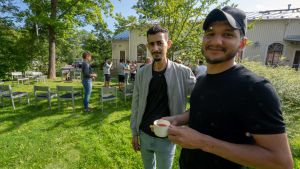 Mohammed Hassan och Ali Essam fördjupar sig varje vecka i Bibeln i Bergans i Esbo. Flera av konvertiterna här har fått asyl av religiösa orsaker, trots Migris strikta linje där endast tio procent fick ett positivt asylbeslut. Mohammed Hassan ja Ali Essam, Arabiankielisen seurakunnan jäsenet, kahvilla Perkkaan kappelin pihalla.