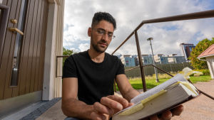 Anes Abduljabbar är numera aktiv medlem i den evangelisk-lutherska kyrkan i Finland. Anes Abduljabbar lukee arabiankielistä raamattua.