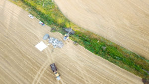 Med olika åtgärder kan man hjälpa upp situationen. flygbild på grävmaskin på åker