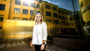Heidi Mustonen säger att det som ämnesförening är svårt att veta om man gör rätt eller fel. En blond kvinna med vit skjorta står framför ett gult hus, ASA-byggnaden.