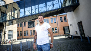 Mikael Harju säger att tröskeln för att ställa in evenemang är låg om smittläget blir sämre. En man med tatureringar på armen och mörkt hår och skägg står på en innergård.