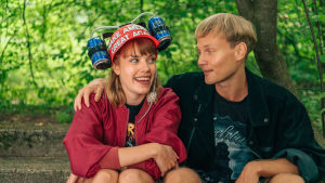 Anna Airola (Oona) ja Arttu (Elias Salonen)  istuvat puistossa vierekkäin. Oonalla on päässään kaljakypärä.