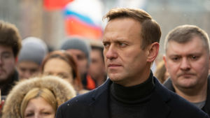 Den ryska oppositionsledaren Aleksej Navalnyj är nominerad. Han förgiftades tidigare i höstas och vårdades sedan i Berlin, Tyskland. Aleksej Navalnyj i en folkmassa, i februari 2020.
