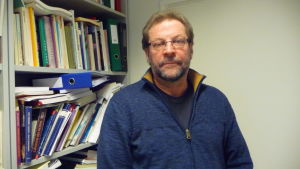 Leo Nyqvist är professor emeritus i socialt arbete vid Åbo universitet och har studerat dynamiken vad gäller våld i parrelationer. leo nyqvist