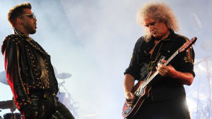 Adam Lambert ja Brian May (Queen) lavalla, Brian May soittaa kitaraa.