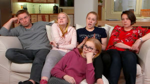 Susanna, Mika, Annika, Olivia, ja Veera katsovat tv:tä.