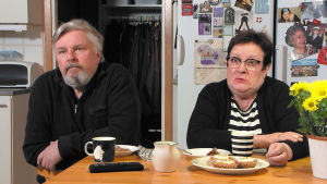 Jorma ja Soile katsovat televisiota keittiössä.
